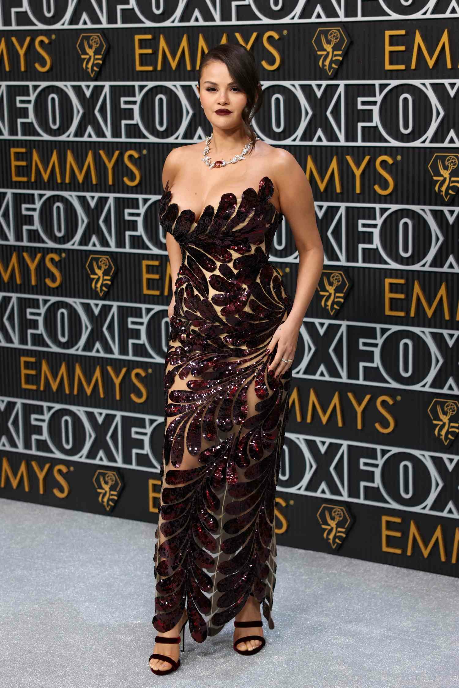  Selena Gomez in Oscar de la Renta