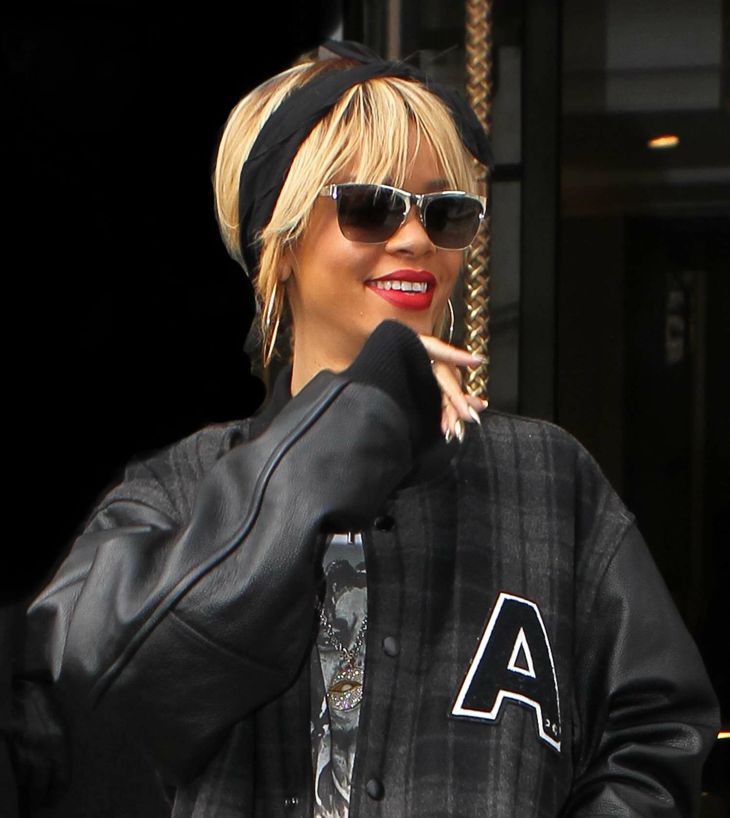 Rihanna with platinum blonde hair Rihanna hairstyles