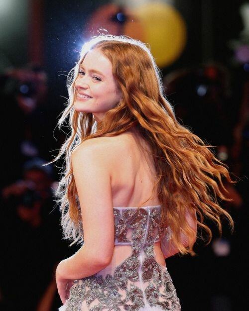 Sadie Sink posing on the red carpet