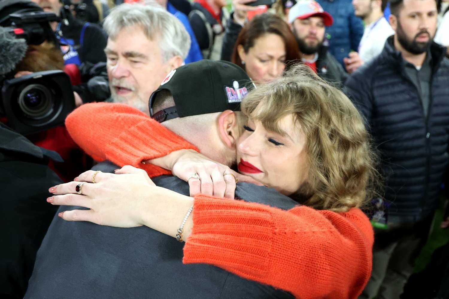 Travis Kelce #87 of the Kansas City Chiefs celebrates with Taylor Swift