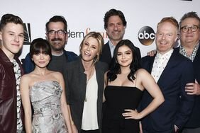 'Modern Family' cast poses on the red carpet