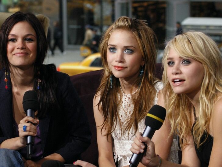 mary-kate olsen, ashley olsen, and rachel bilson attend a taping of MTV's 