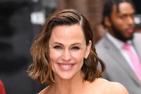 Jennifer Garner With Wavy Bob Cut And Deep Side Part