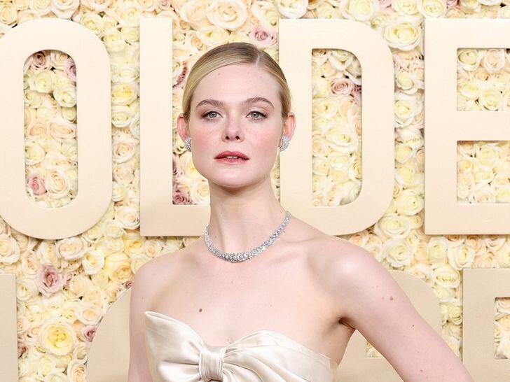 Elle Fanning Posing 2024 Golden Globes