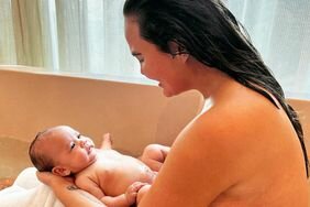 chrissy teigen esti bath selfie instagram